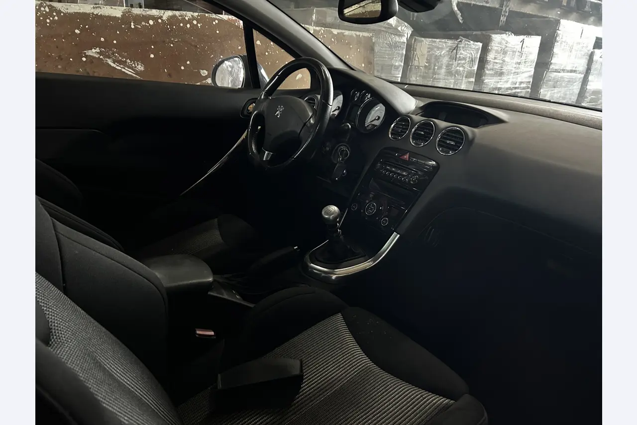 různé osobní a nákladní automobily, motocykly, pracovní stroje a tovární zařízení.-11