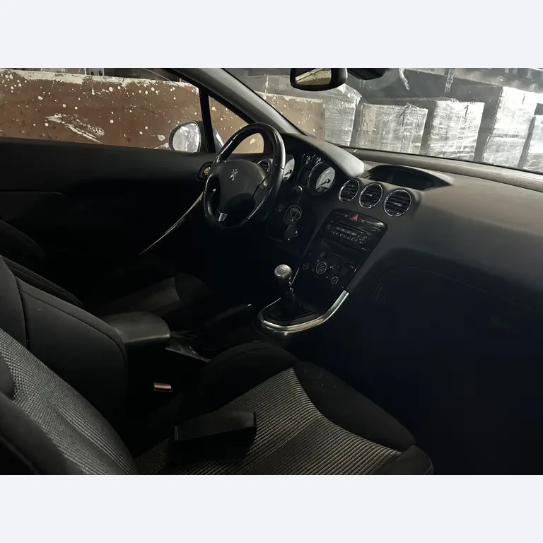různé osobní a nákladní automobily, motocykly, pracovní stroje a tovární zařízení.-11