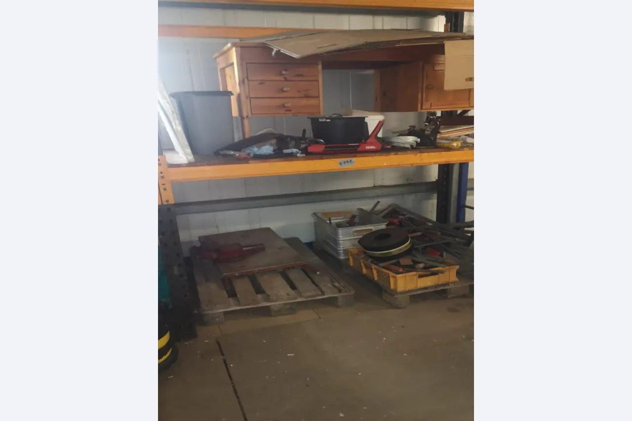 div. Werkstatteinrichtung, Fahrzeuge und Lagerbestand-10