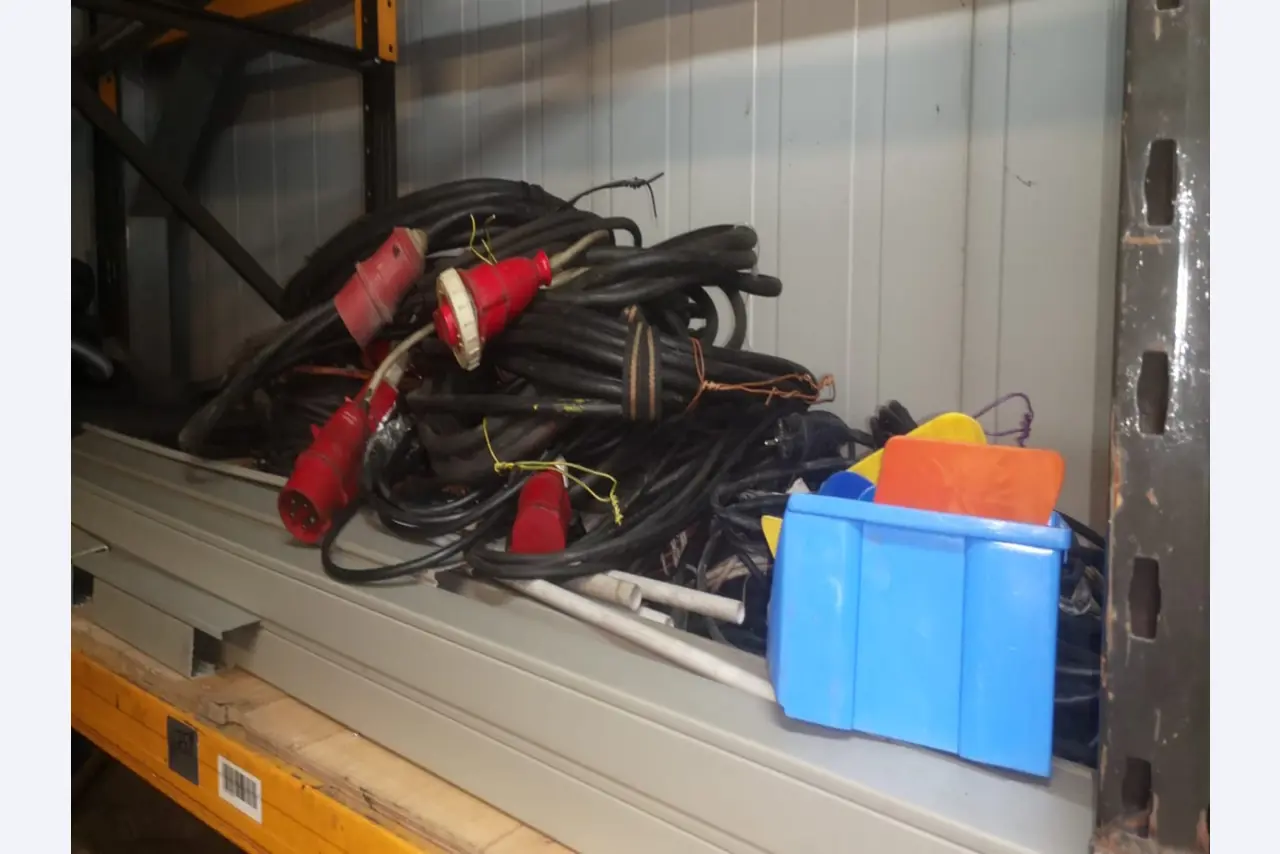 div. Werkstatteinrichtung, Fahrzeuge und Lagerbestand-1
