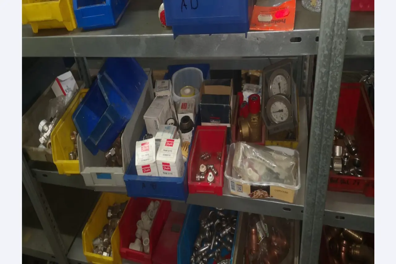 div. Werkstatteinrichtung, Fahrzeuge und Lagerbestand-7