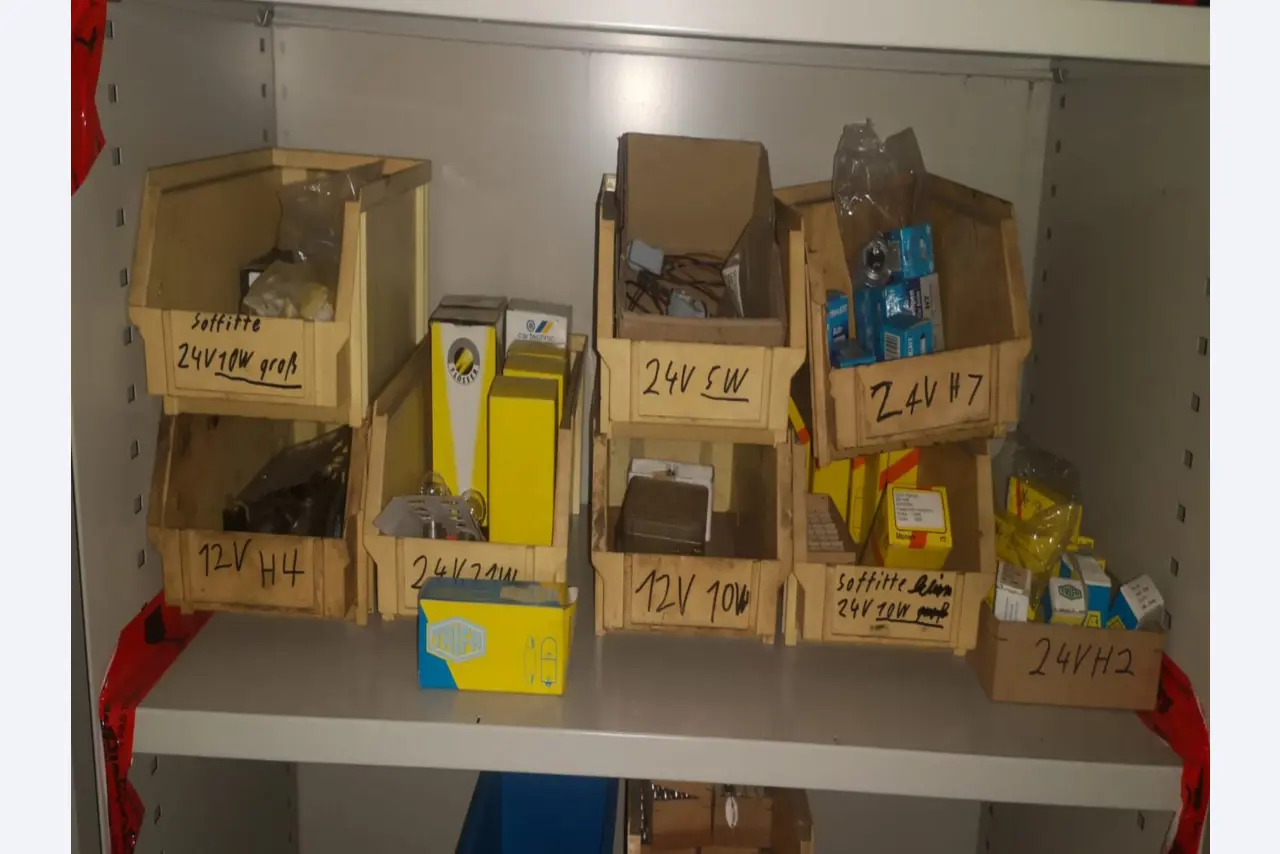 div. Werkstatteinrichtung, Fahrzeuge und Lagerbestand-3
