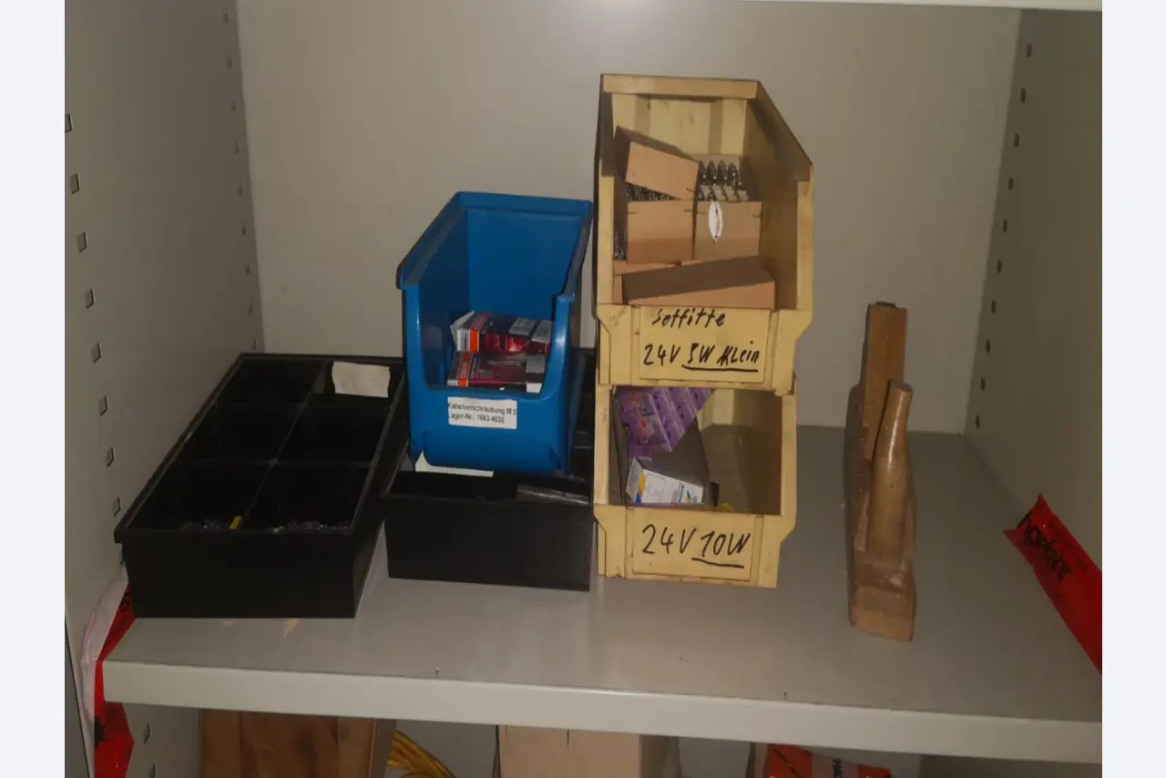 div. Werkstatteinrichtung, Fahrzeuge und Lagerbestand-4