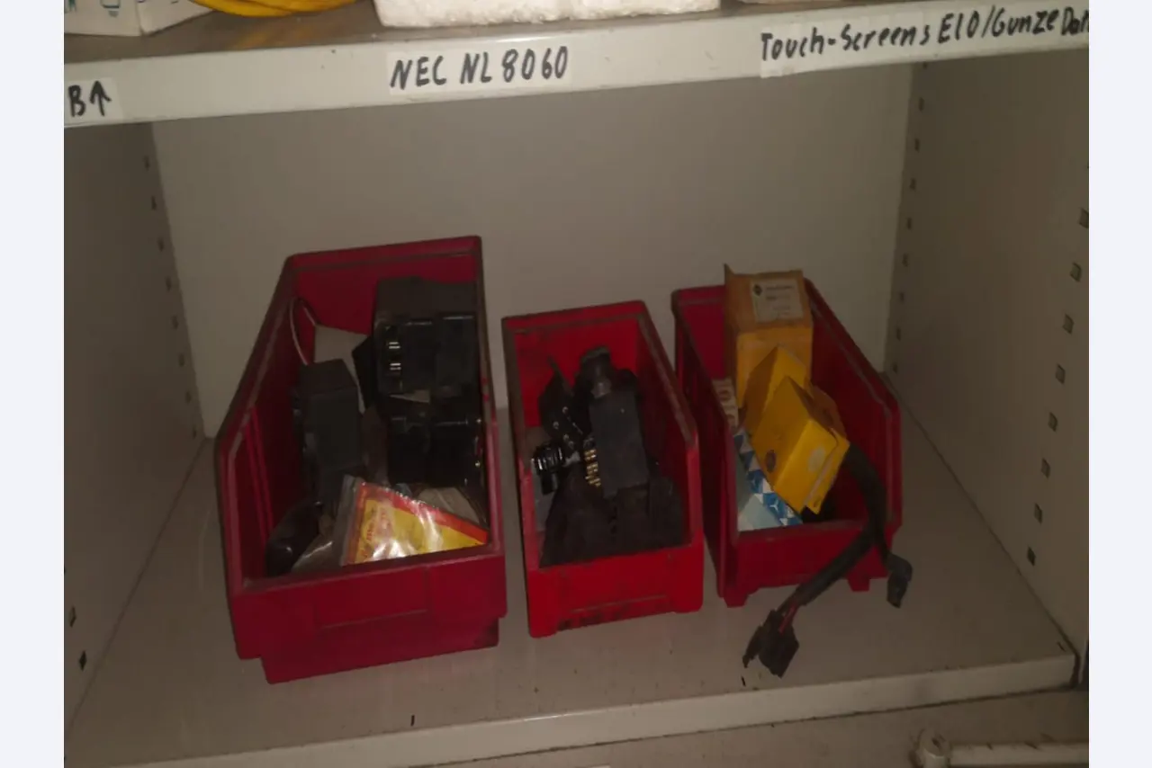 div. Werkstatteinrichtung, Fahrzeuge und Lagerbestand-6