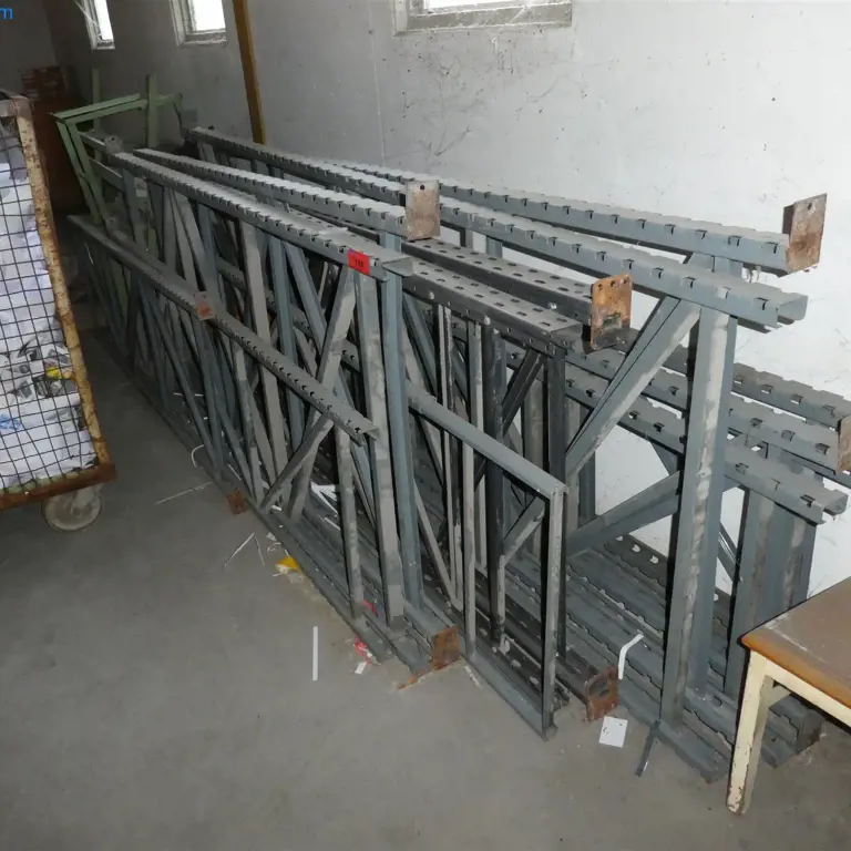 Heavy-duty pallet racking