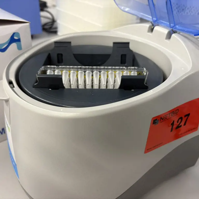 Centrifugadora de placas Benchmark Plate Fuge