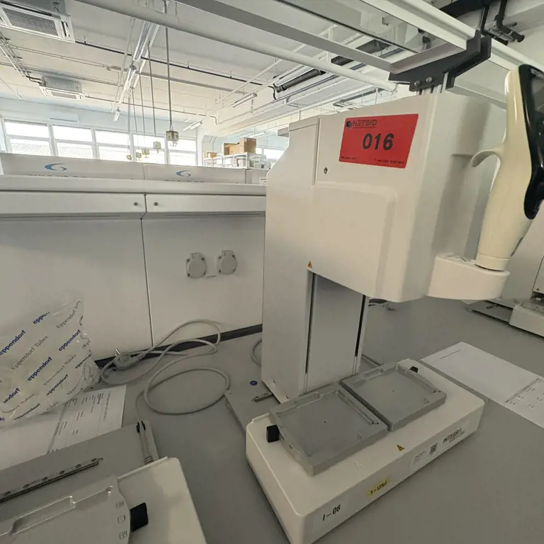 Electronic multi-channel pipette/workstation Integra VIAFLO 96