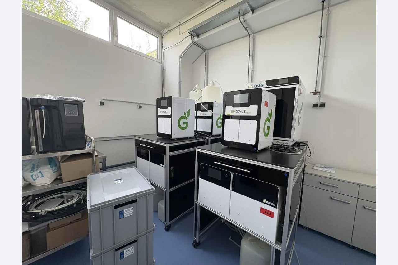 Visokokakovostna laboratorijska in analitska oprema-11