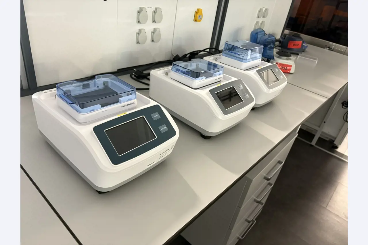 Visokokakovostna laboratorijska in analitska oprema-4