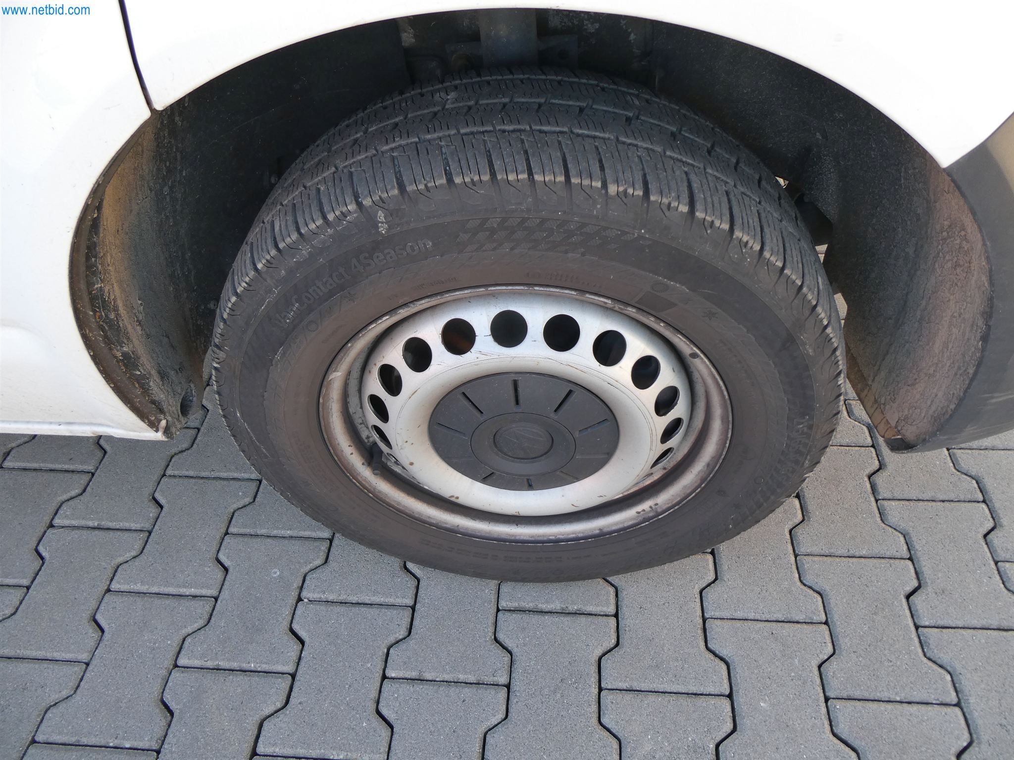 BGA und Warenvorräte wie Konferenztischsystem und Medientechnik -16