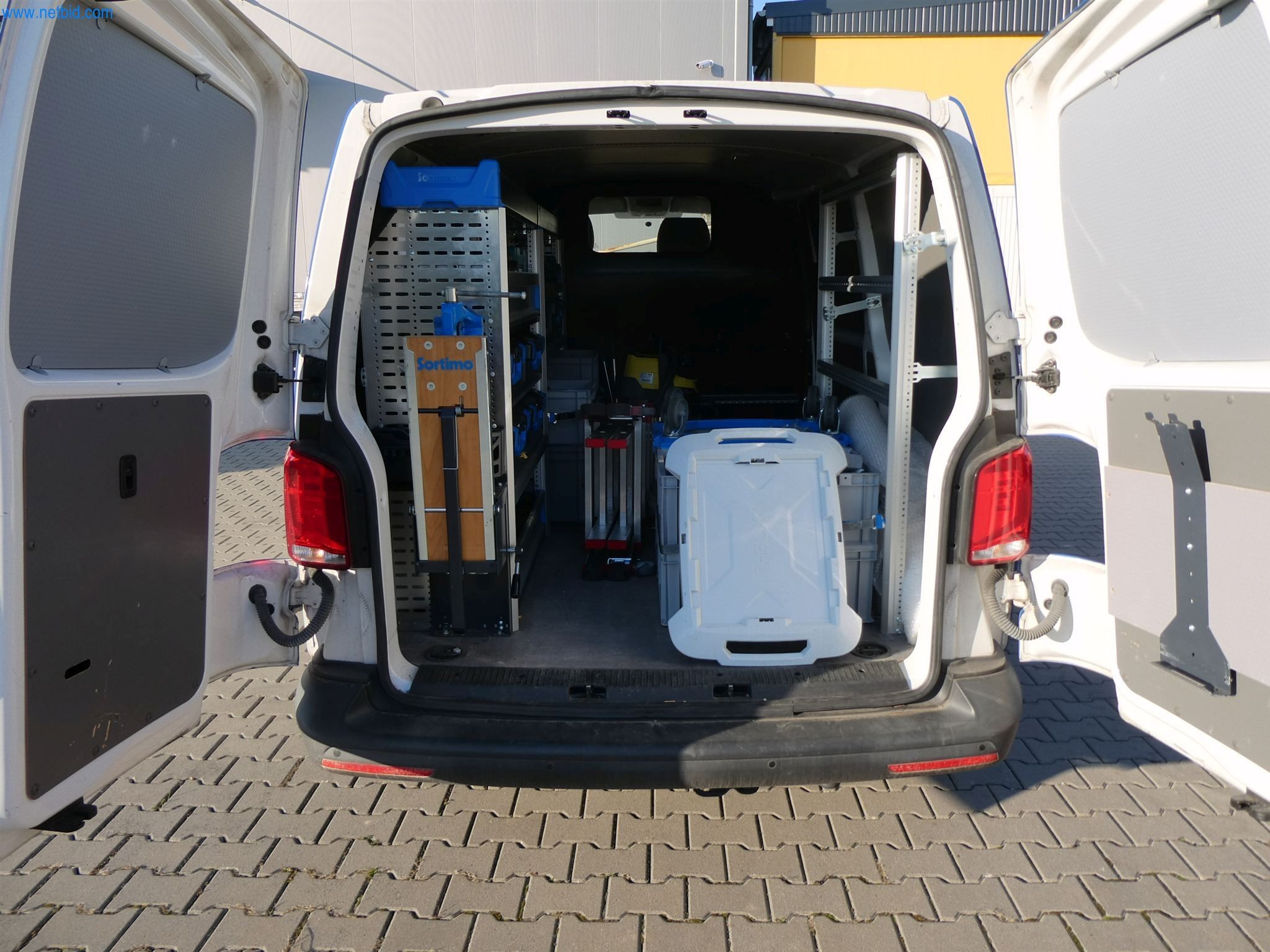 BGA und Warenvorräte wie Konferenztischsystem und Medientechnik -22