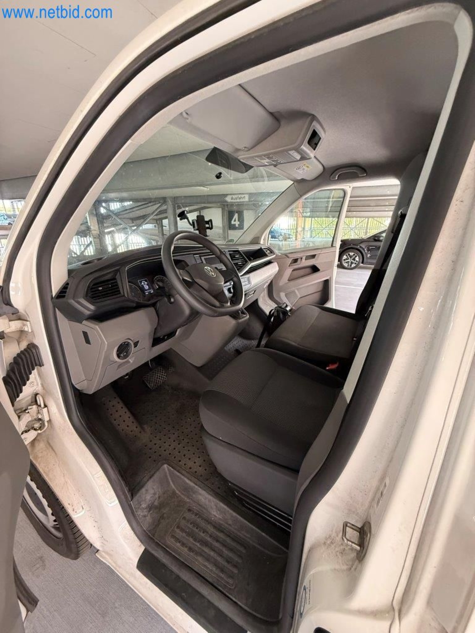 BGA und Warenvorräte wie Konferenztischsystem und Medientechnik -26