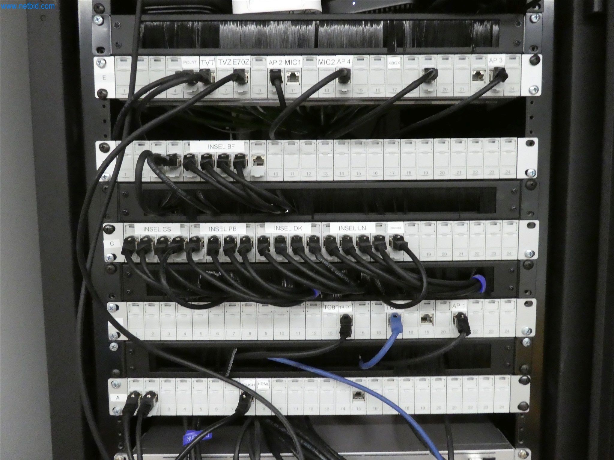 BGA und Warenvorräte wie Konferenztischsystem und Medientechnik -11