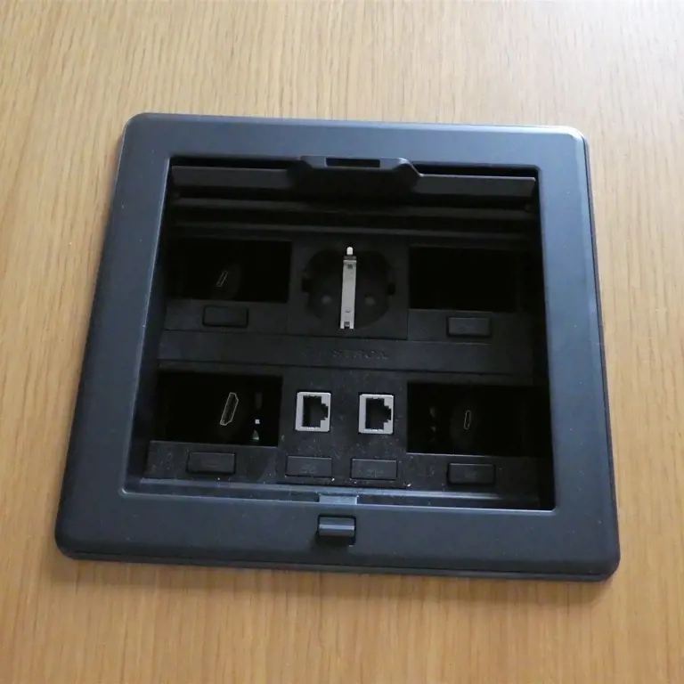 2 Kabelboxen (Zuschlag unter Vorbehalt) Crestron FT2A-CBLR-1T-USBC-PWR