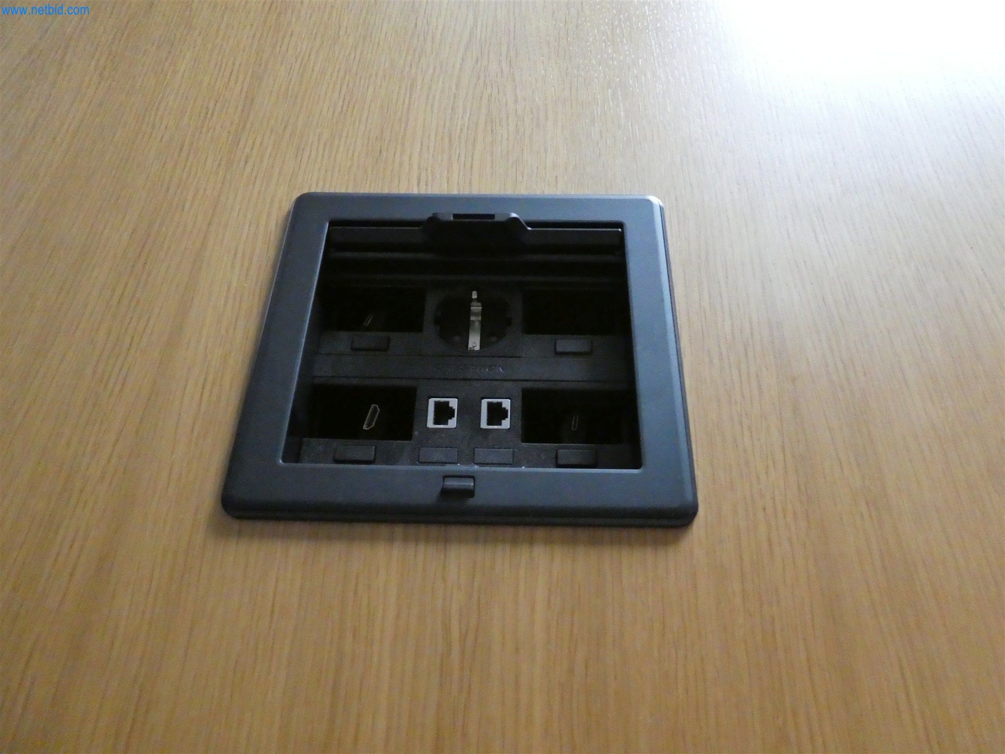 BGA und Warenvorräte wie Konferenztischsystem und Medientechnik -2