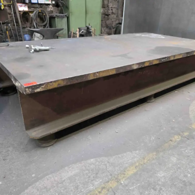 Welding/straightening table
