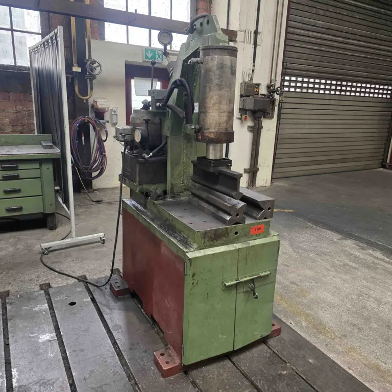 Hydraulic straightening press (IS 101643)