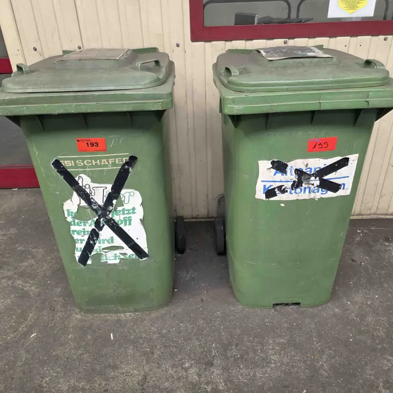 2 Plastic waste garbage cans
