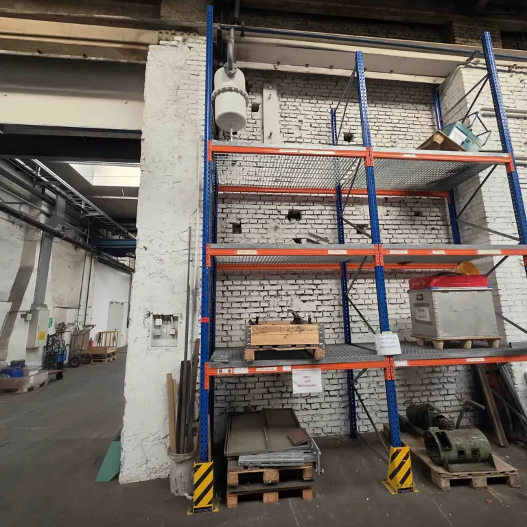 Pallet racking system (116) Kohler