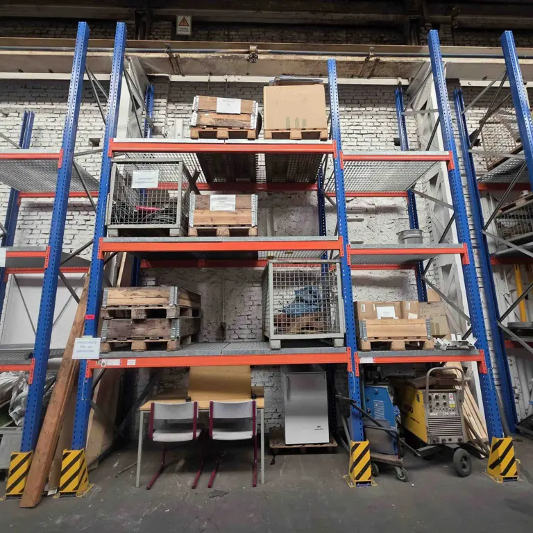 Pallet racking system (114) Kohler