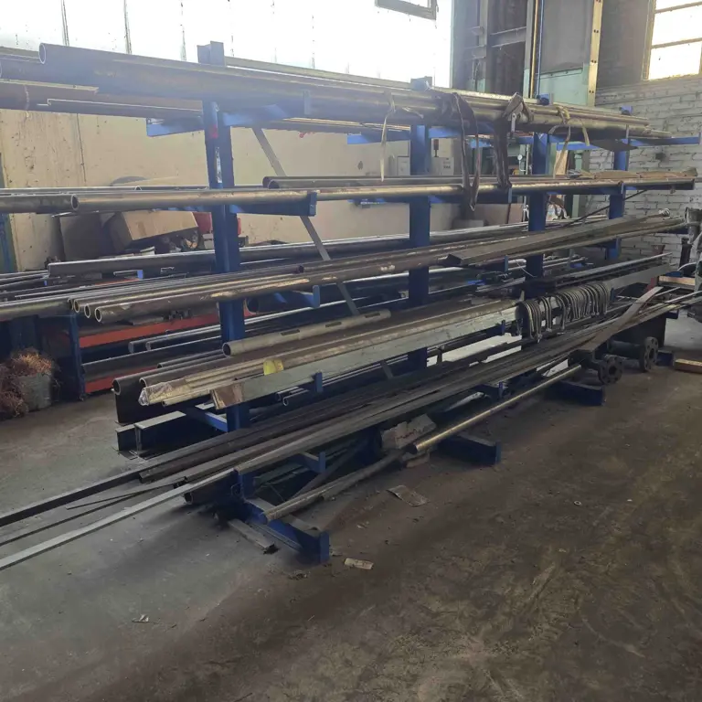 Double-sided cantilever rack (26)