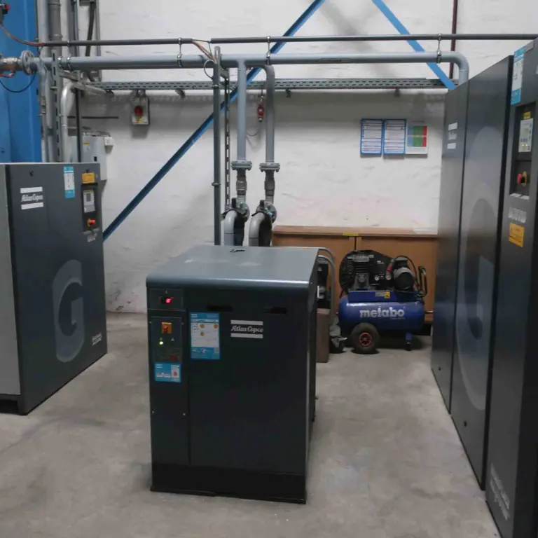 Central compressed air supply system