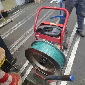 Plastic strapping tool