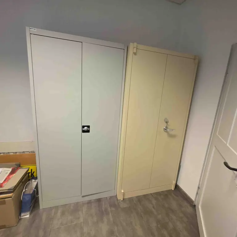 1 Posten Office furniture