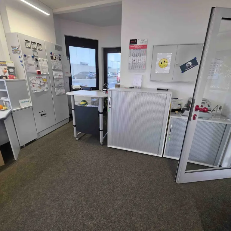 1 Posten Office furniture