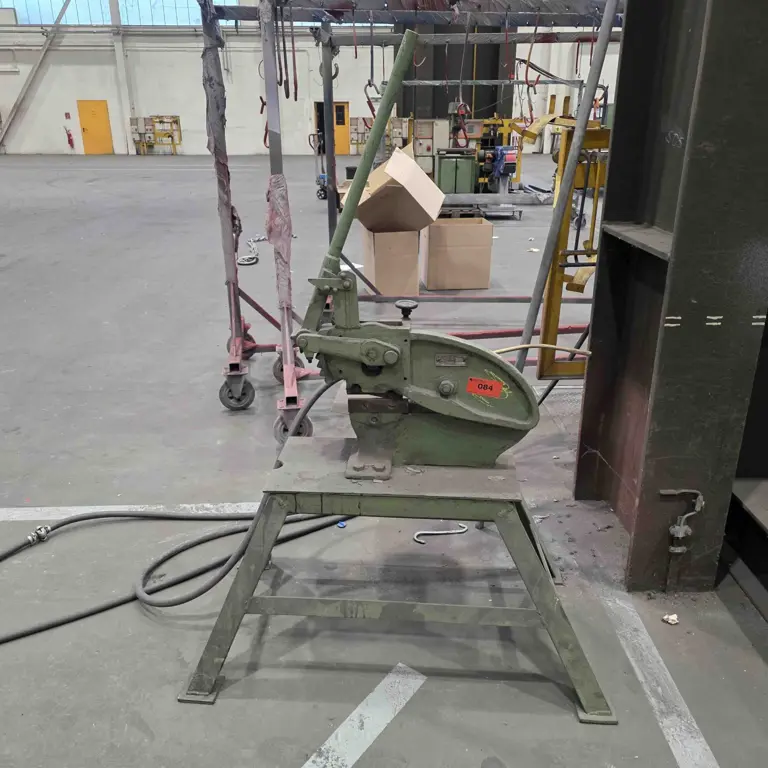 Lever-knife scissors