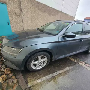 Auto (příplatek se může změnit) Skoda Superb Combi 8.1