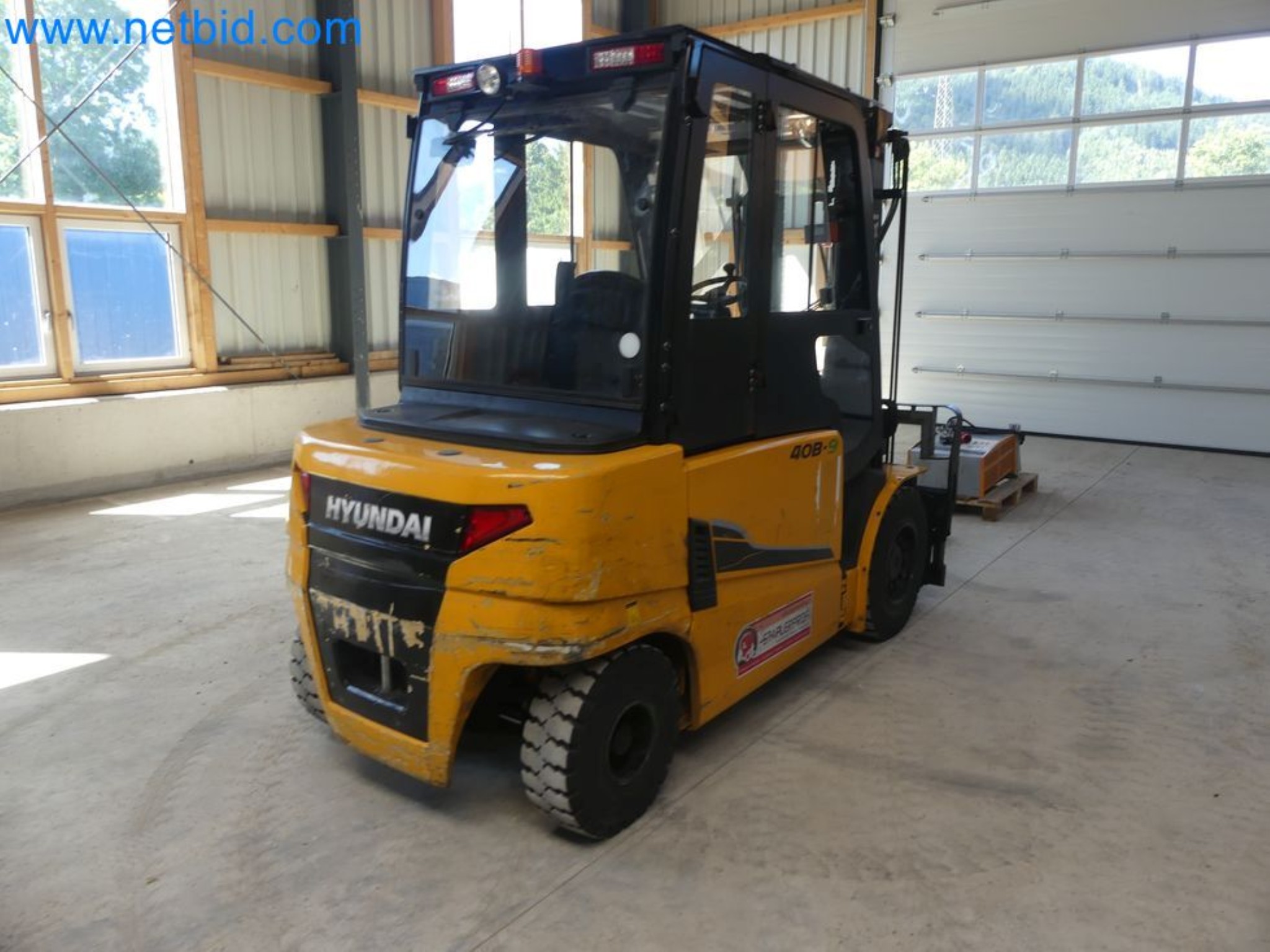 Hyundai 40B-9 electric front forklift truck with Still HFX 80V-170A charger-10