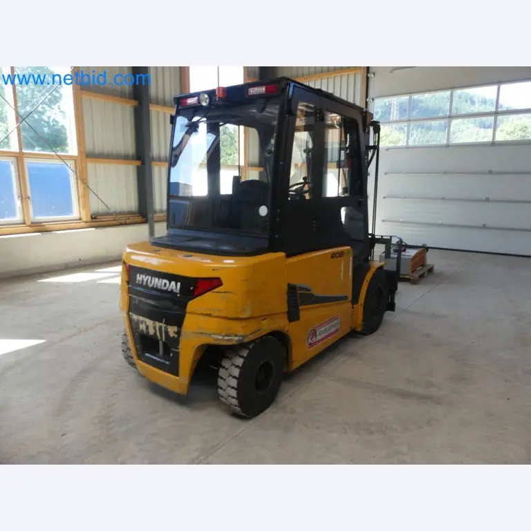 Hyundai 40B-9 electric front forklift truck with Still HFX 80V-170A charger-10