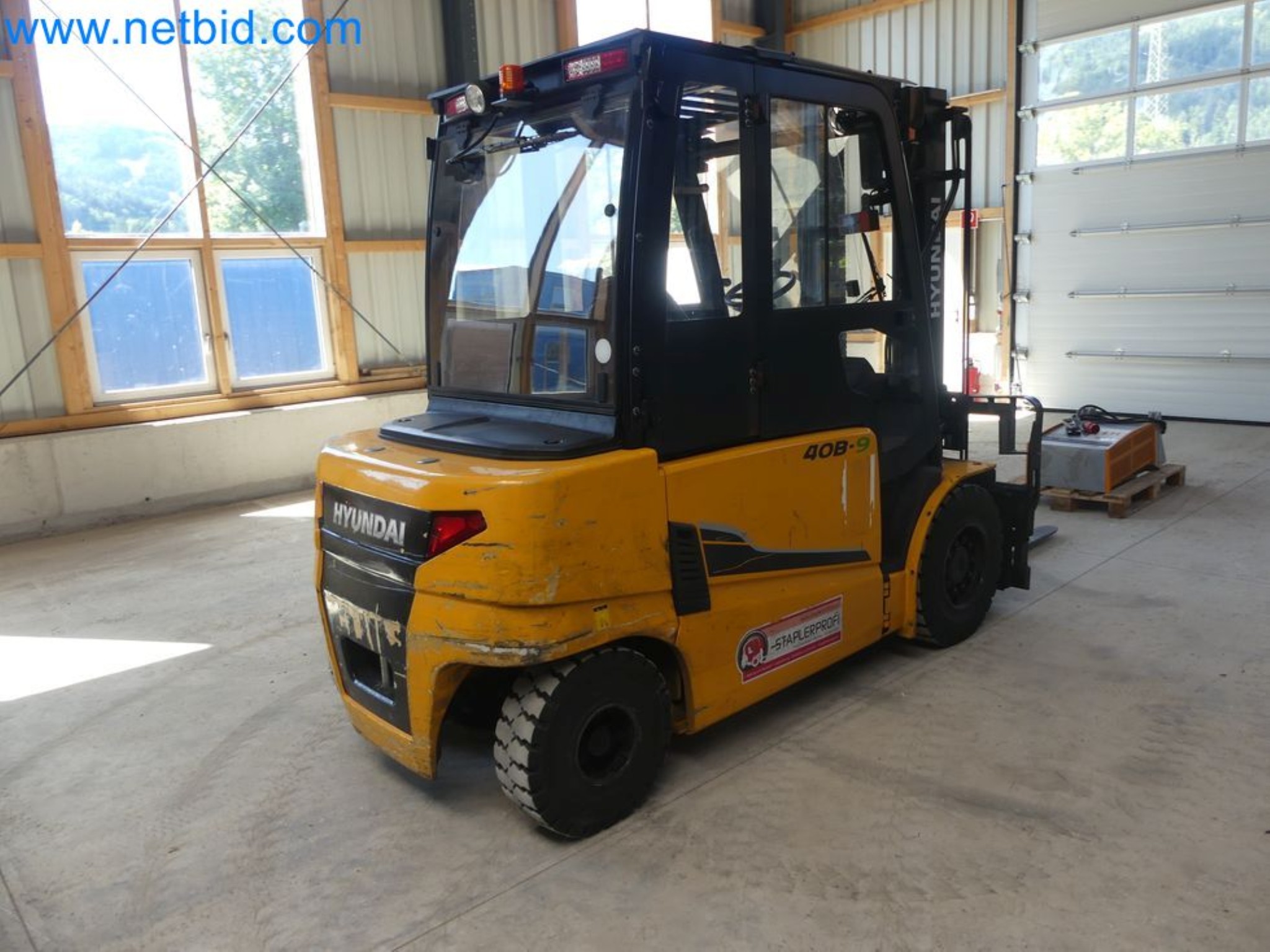Hyundai 40B-9 electric front forklift truck with Still HFX 80V-170A charger-11