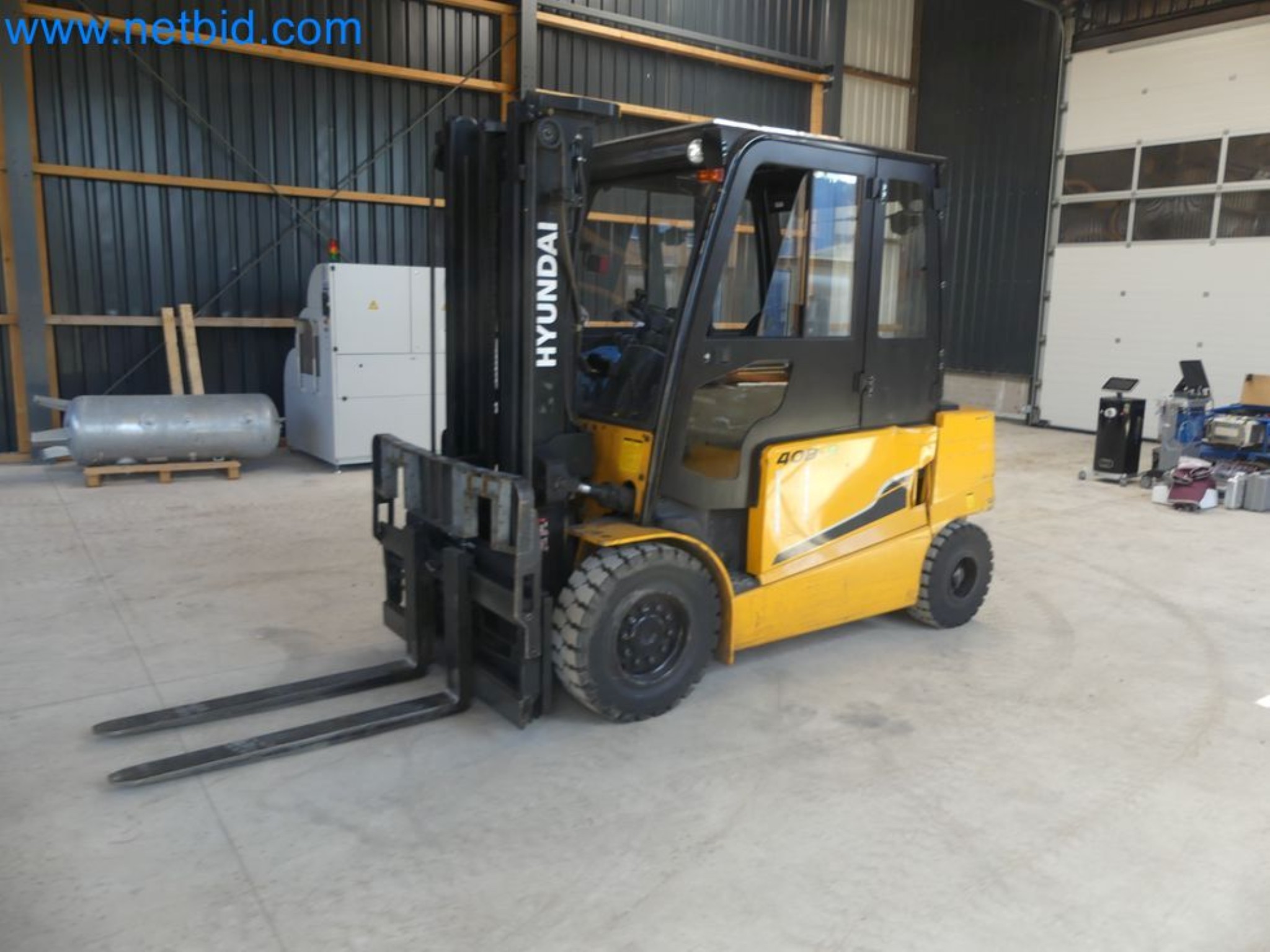 Hyundai 40B-9 electric front forklift truck with Still HFX 80V-170A charger-12