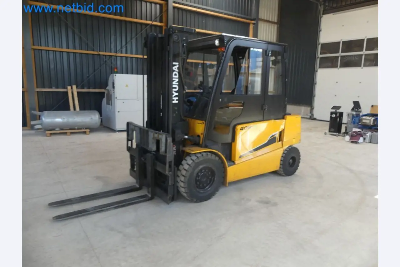 Hyundai 40B-9 electric front forklift truck with Still HFX 80V-170A charger-12