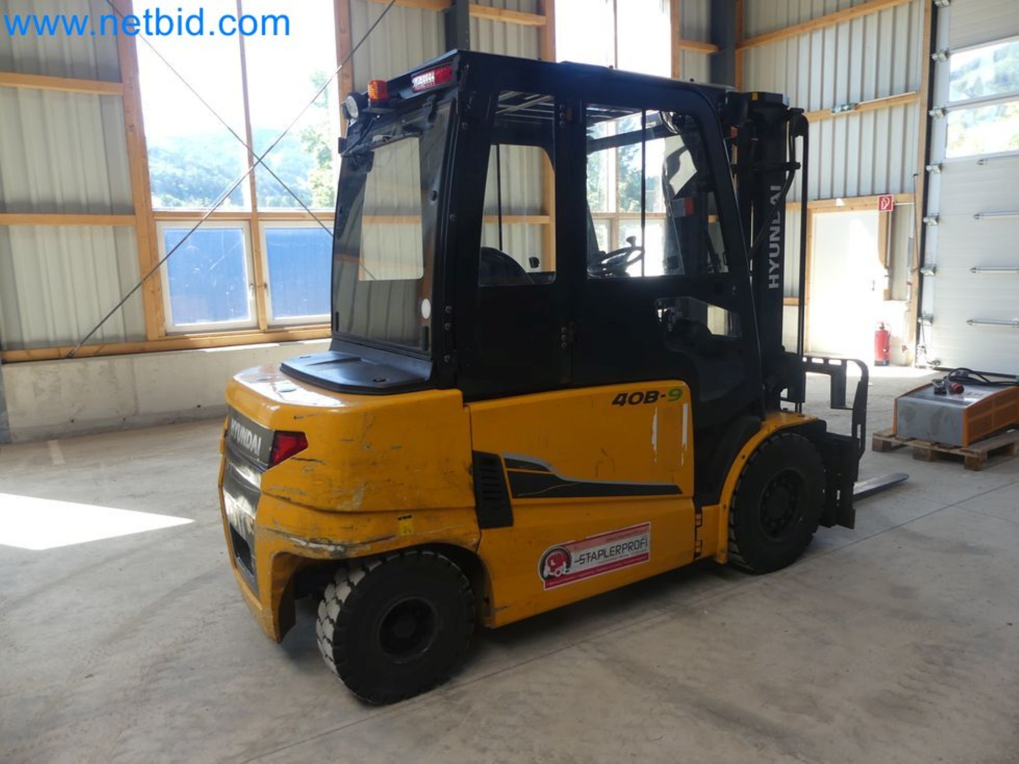 Hyundai 40B-9 electric front forklift truck with Still HFX 80V-170A charger-13