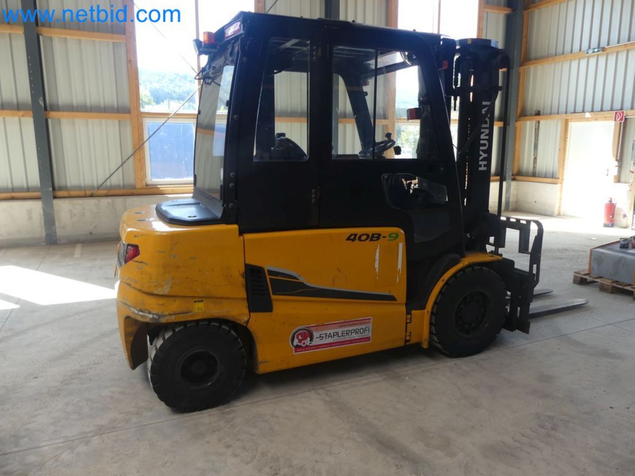 Hyundai 40B-9 electric front forklift truck with Still HFX 80V-170A charger-14