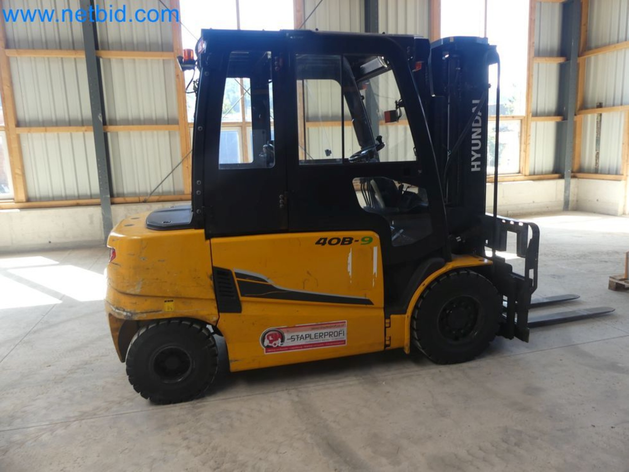 Hyundai 40B-9 electric front forklift truck with Still HFX 80V-170A charger-15