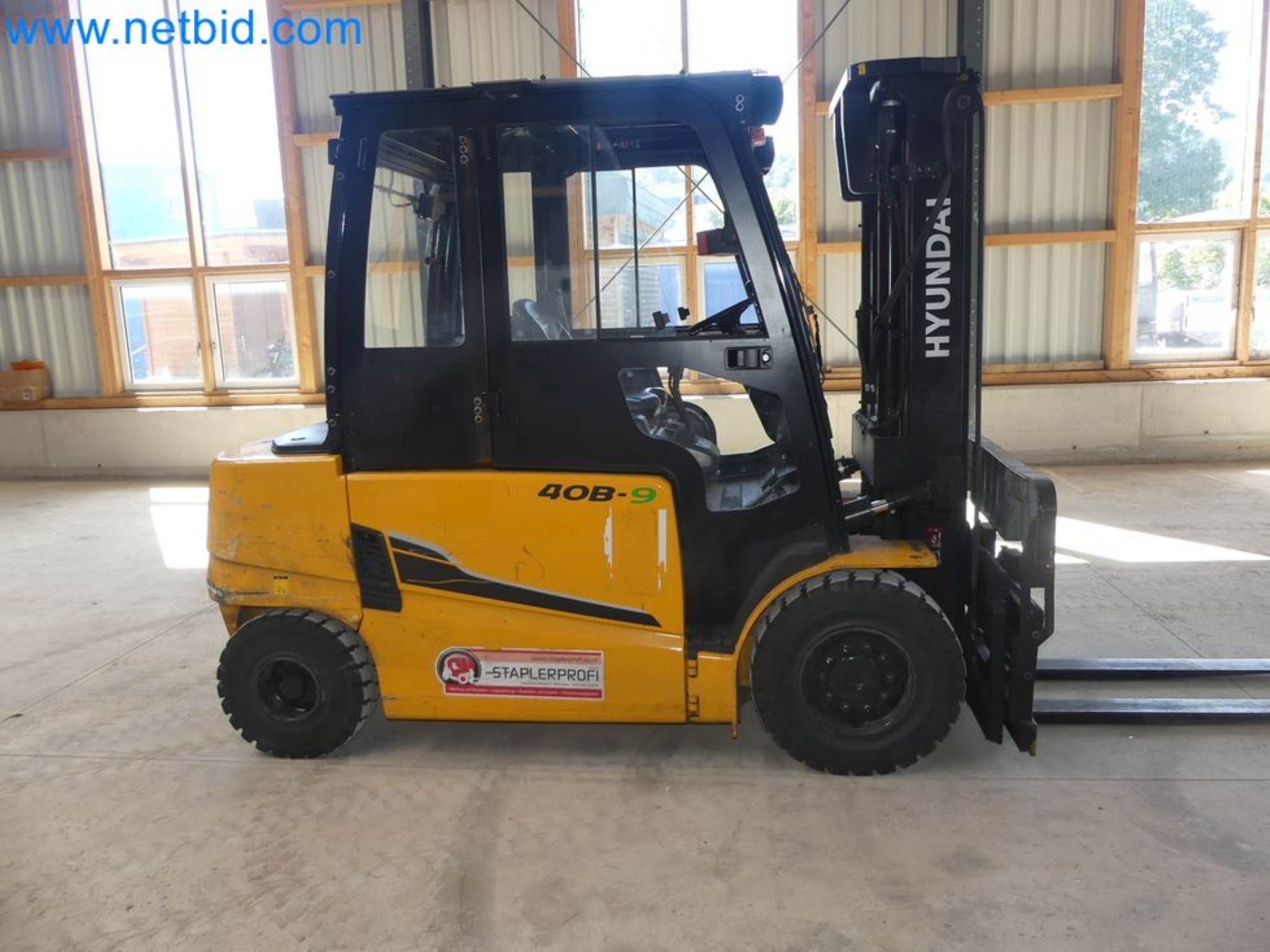 Hyundai 40B-9 electric front forklift truck with Still HFX 80V-170A charger-16