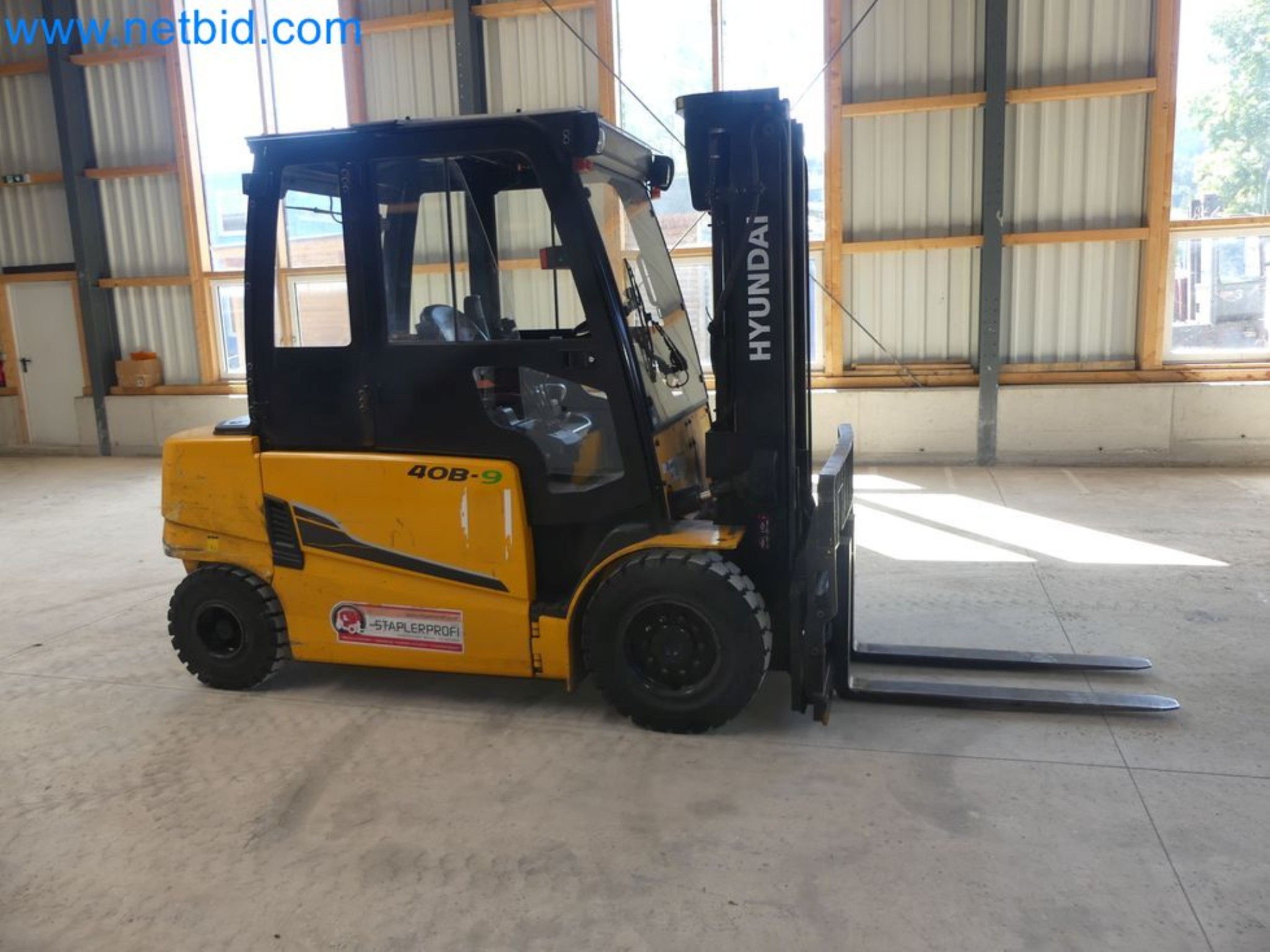 Hyundai 40B-9 electric front forklift truck with Still HFX 80V-170A charger-17