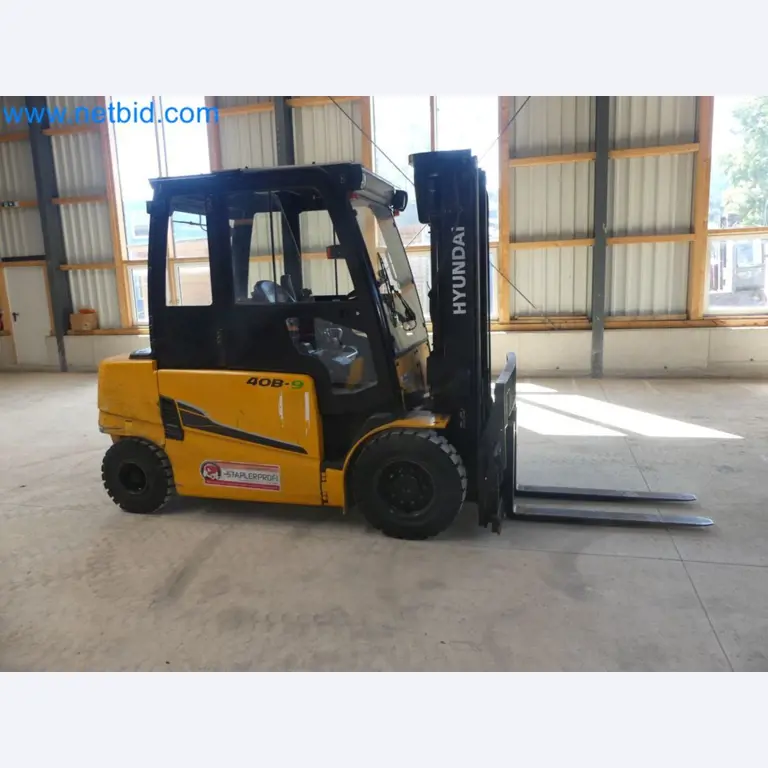 Hyundai 40B-9 electric front forklift truck with Still HFX 80V-170A charger-17
