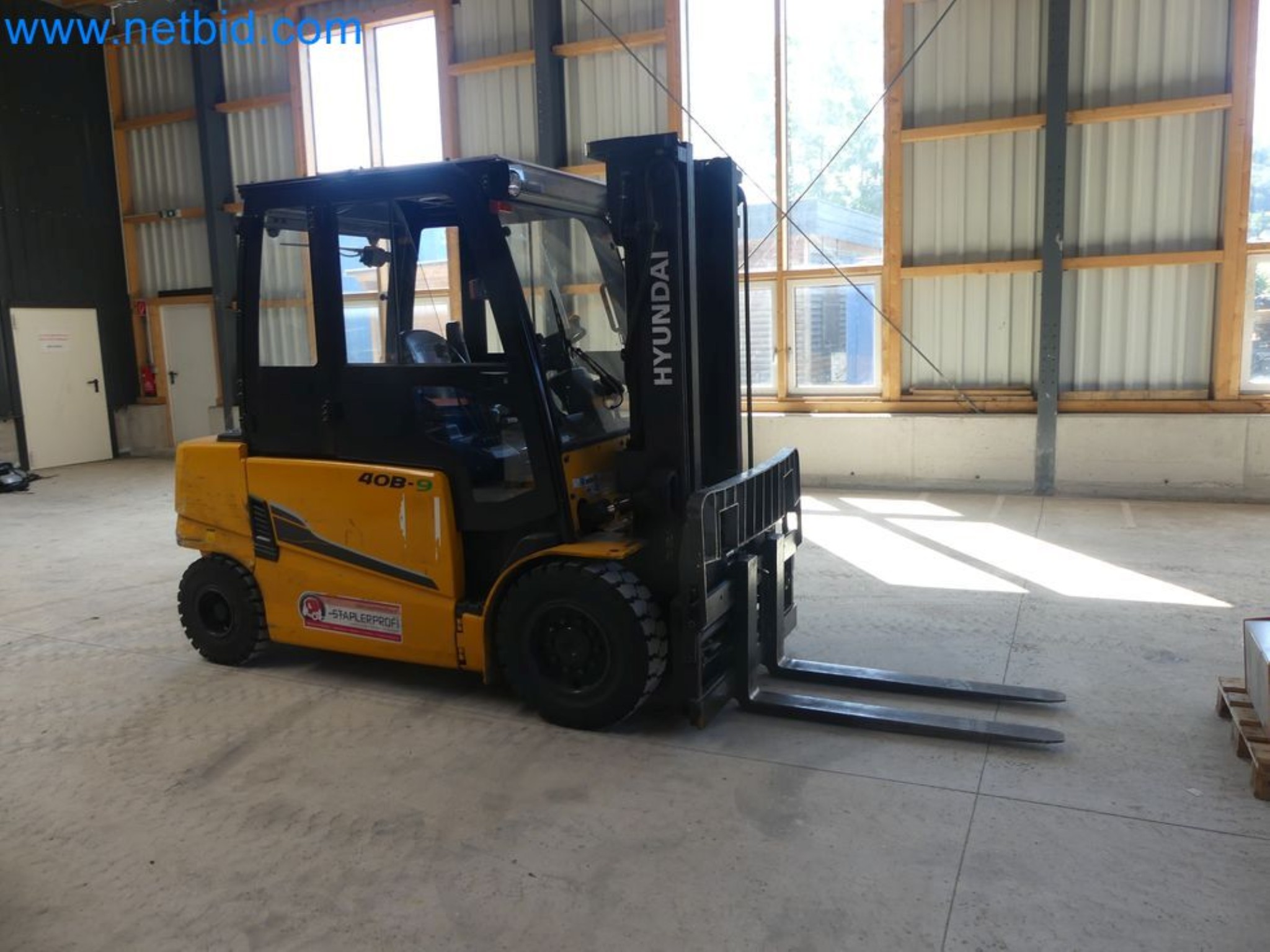 Hyundai 40B-9 electric front forklift truck with Still HFX 80V-170A charger-19