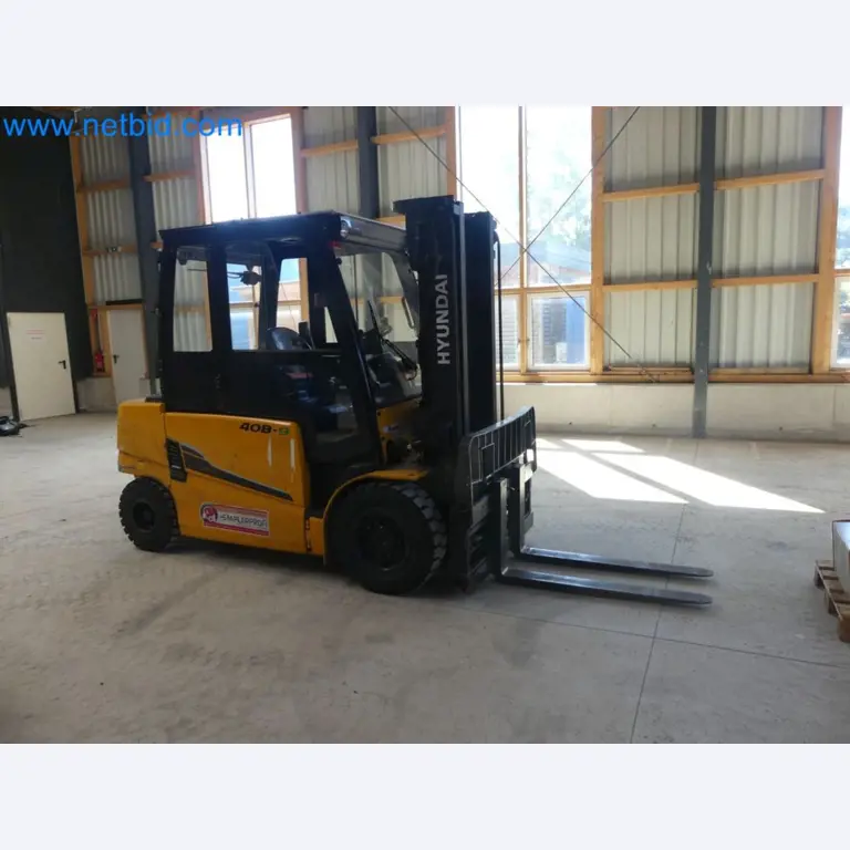 Hyundai 40B-9 electric front forklift truck with Still HFX 80V-170A charger-19