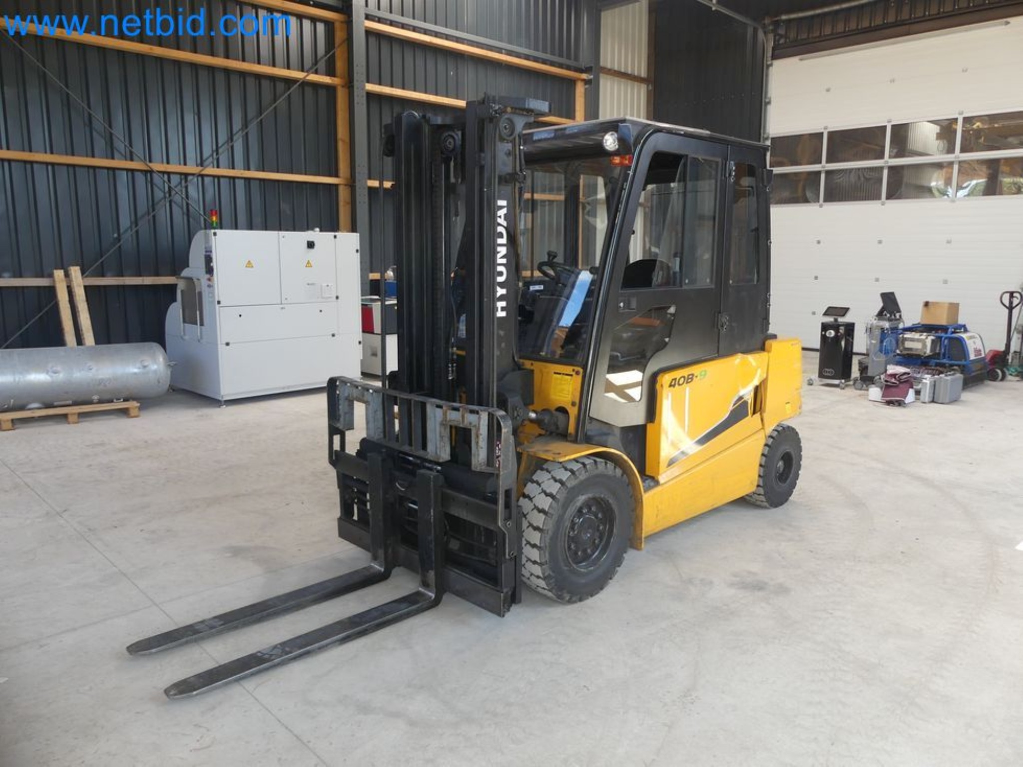 Hyundai 40B-9 electric front forklift truck with Still HFX 80V-170A charger-1