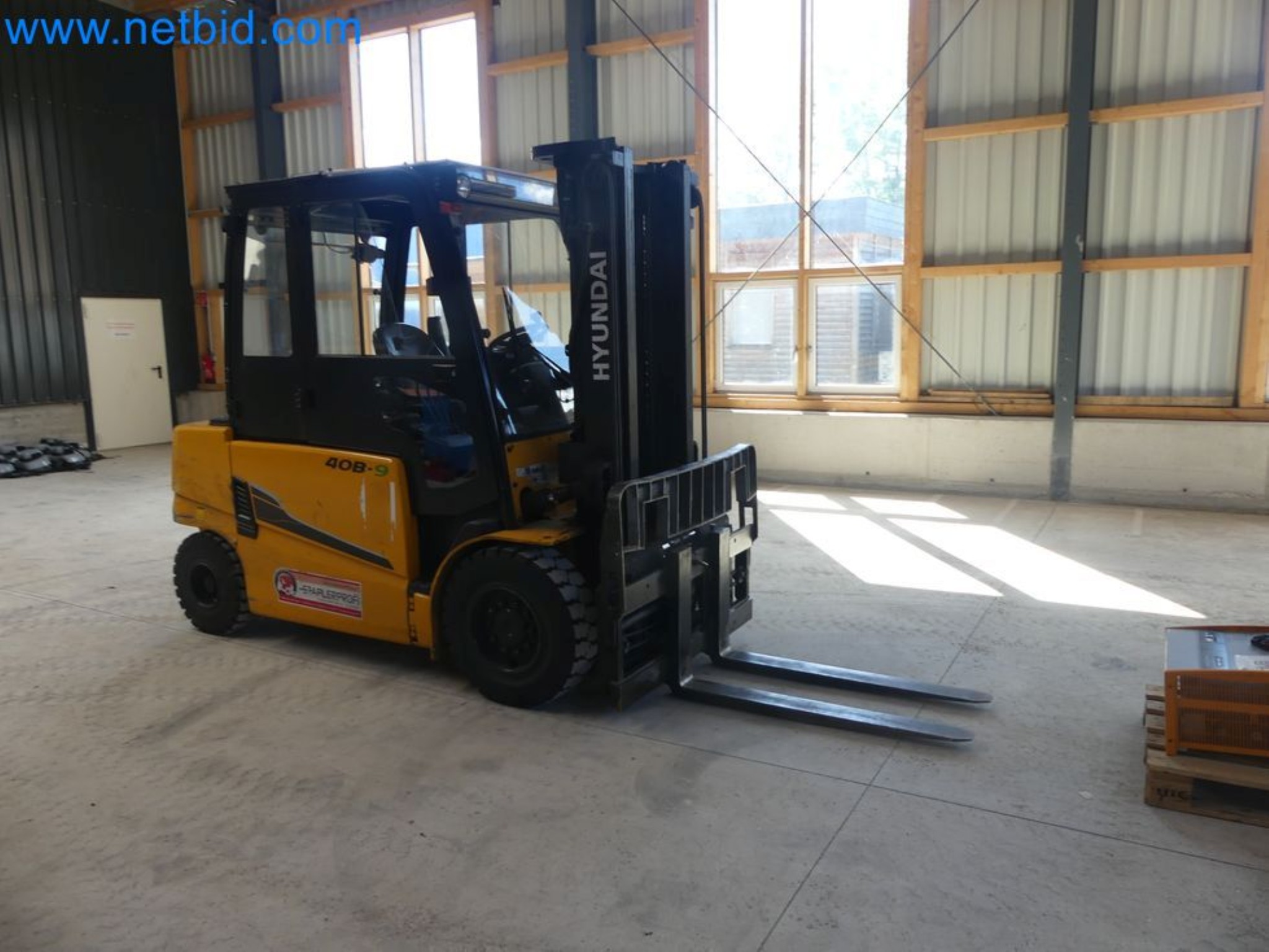 Hyundai 40B-9 electric front forklift truck with Still HFX 80V-170A charger-20
