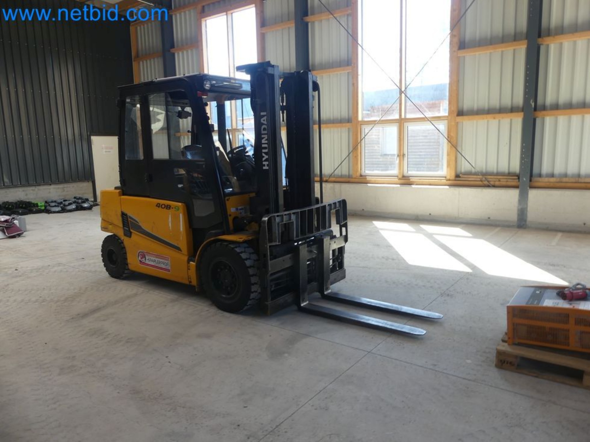 Hyundai 40B-9 electric front forklift truck with Still HFX 80V-170A charger-21