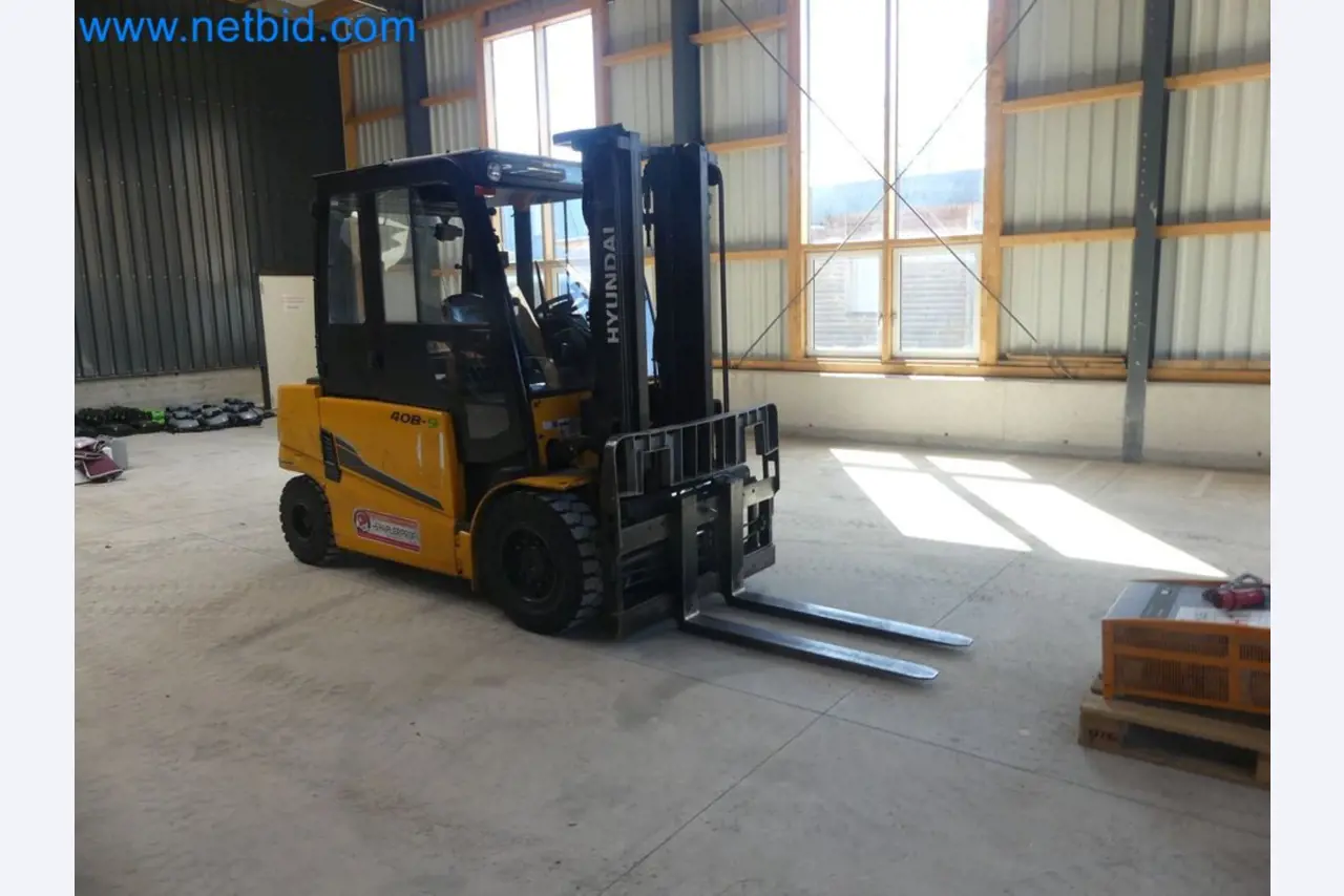 Hyundai 40B-9 electric front forklift truck with Still HFX 80V-170A charger-21
