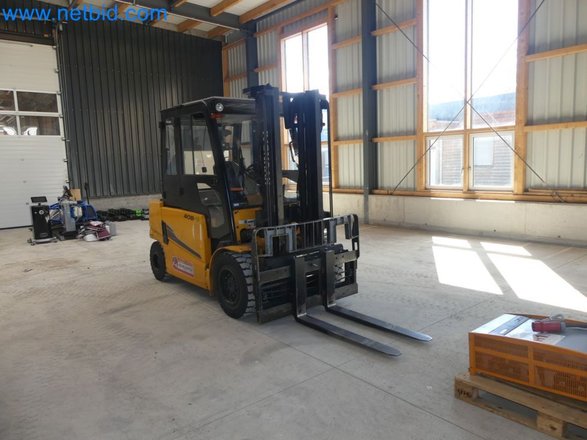 Hyundai 40B-9 electric front forklift truck with Still HFX 80V-170A charger-22