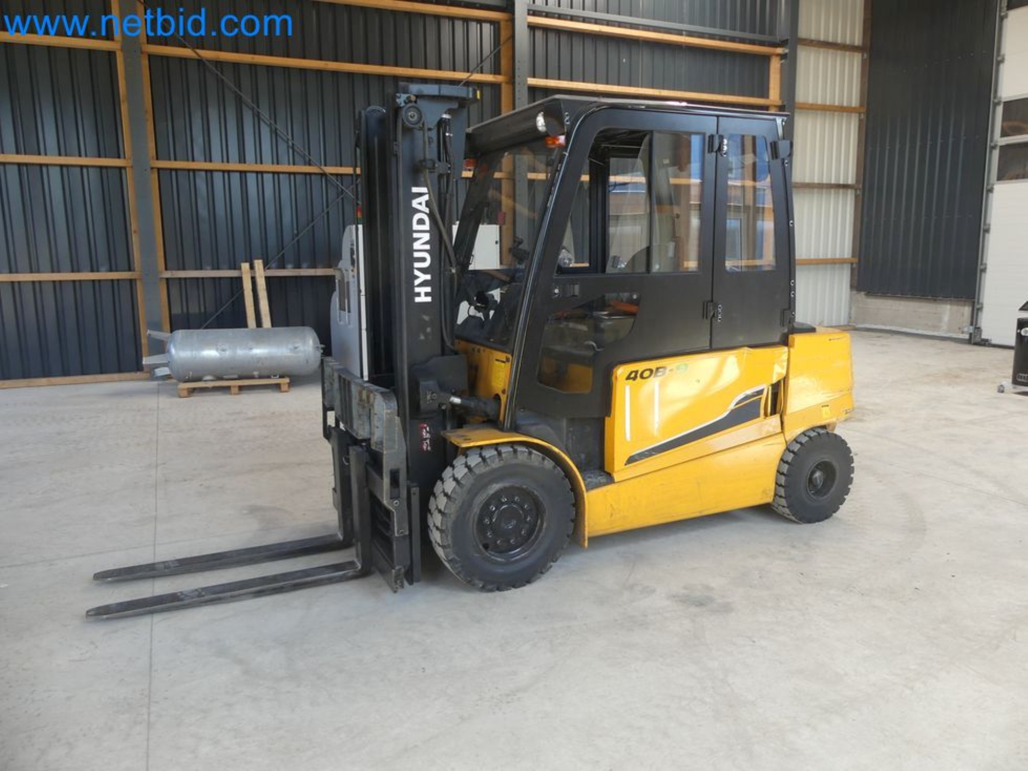 Hyundai 40B-9 electric front forklift truck with Still HFX 80V-170A charger-23